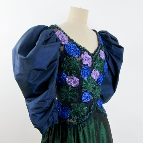 Dramatic Victor Costa for Holt Renfrew red carpet dress in emerald green taffeta - Picture 2 of 14